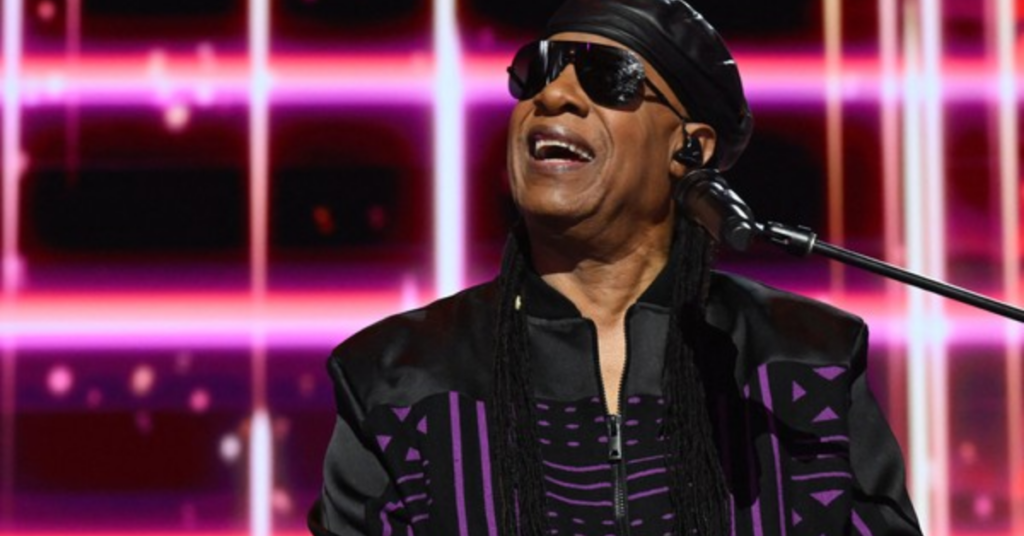 Stevie Wonder durante apresentação musical.