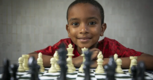 Super Alvinho, o menino gênio que criou jogo aos 7 anos, ganha ajuda para voltar à escola