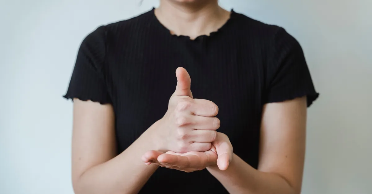 Estudante surdo em ambiente escolar com apoio à comunicação em Libras.