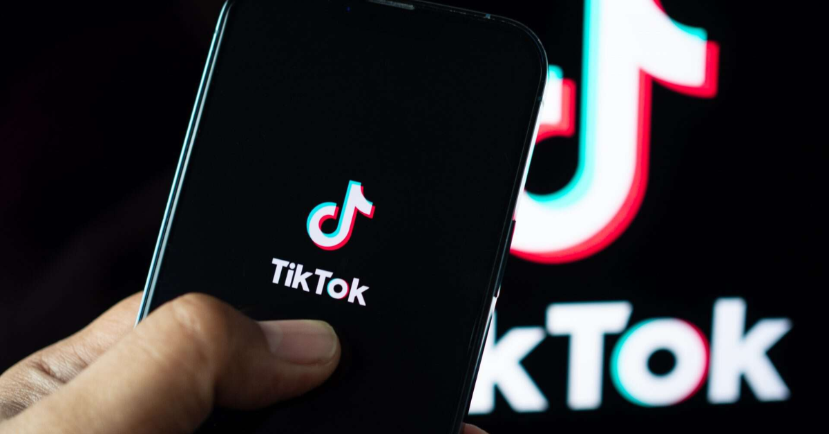 Aplicativo TikTok em celular; plataforma aceitou limitar o uso por adolescentes.