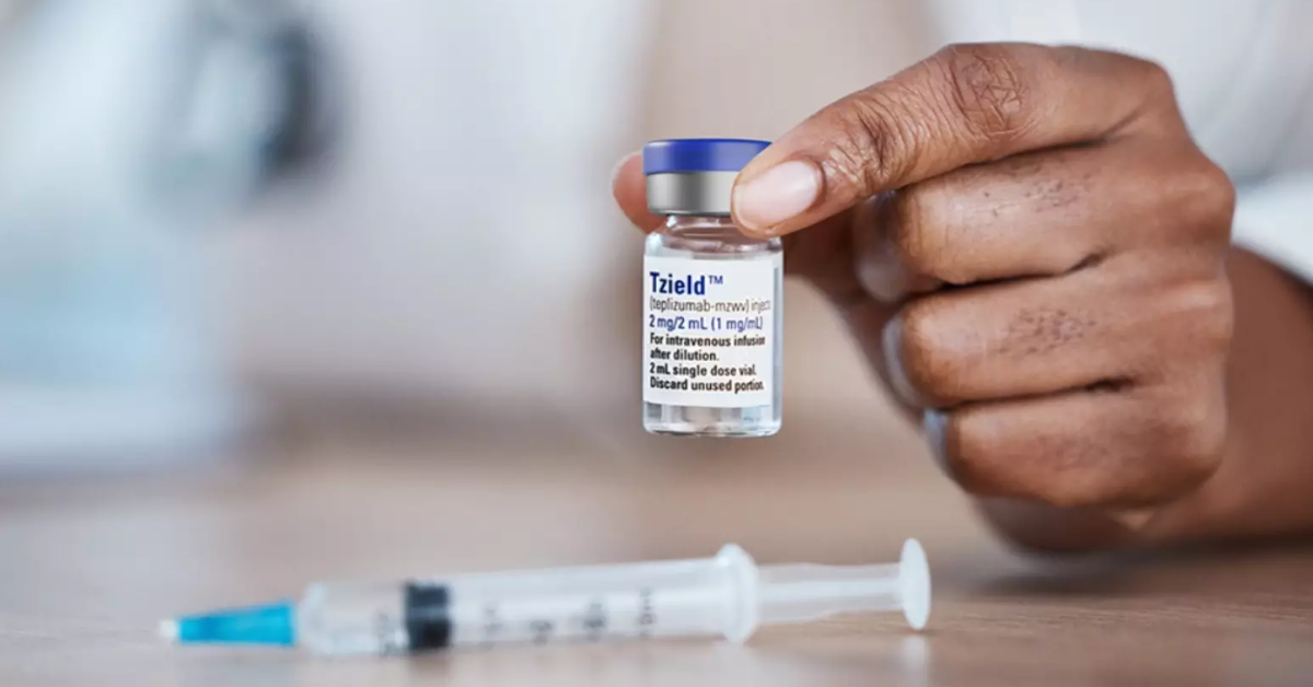 Pessoa realizando teste de glicemia para acompanhamento do diabetes tipo 1.