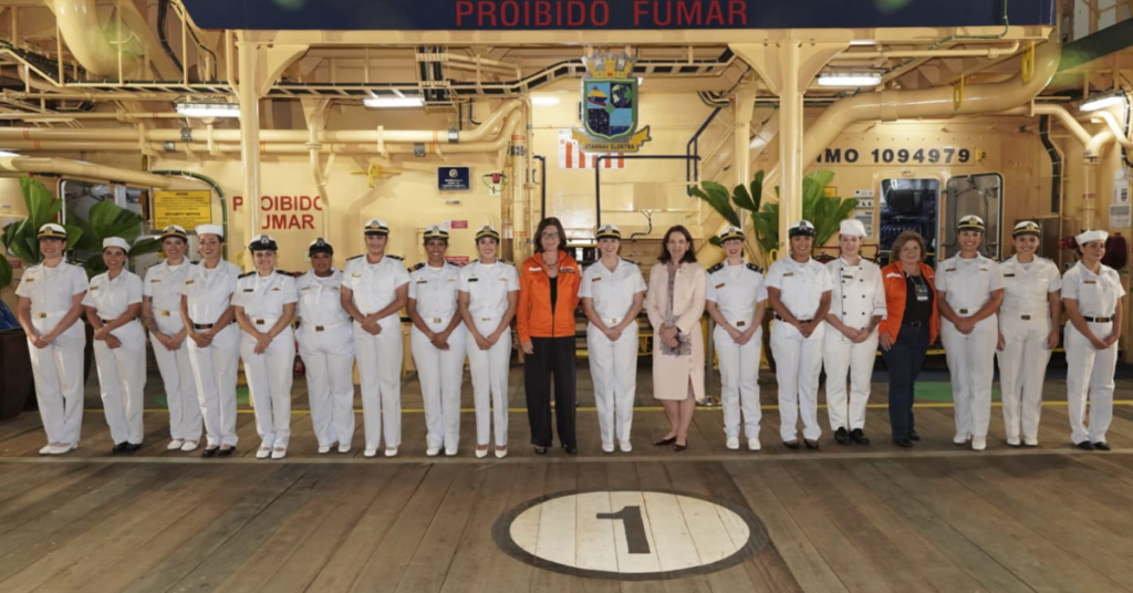 Primeira tripulação feminina reunida no Starnav Elektra durante viagem ao Rio de Janeiro.
