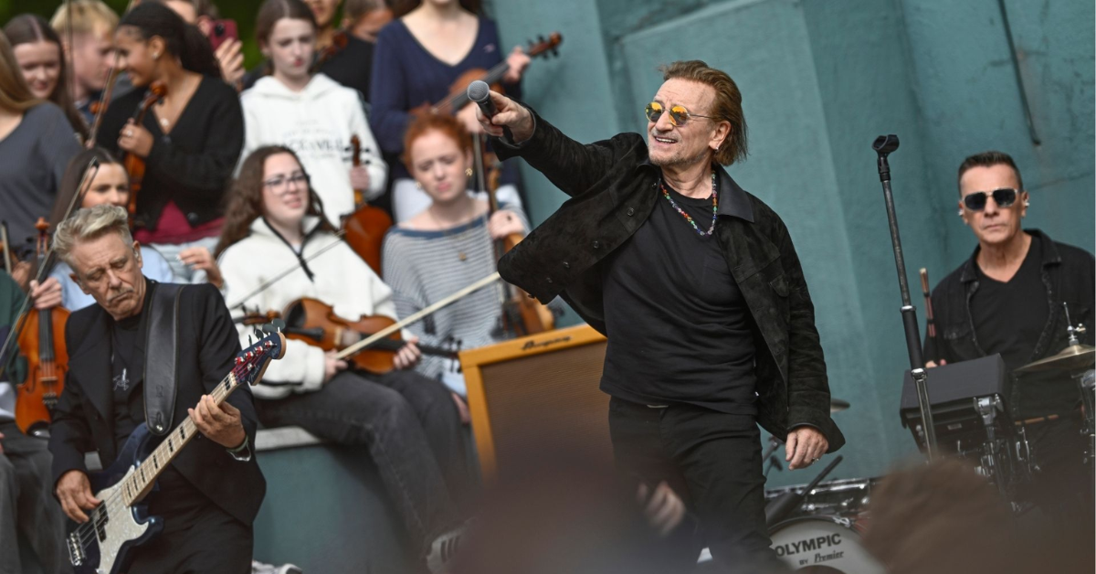 U2 durante show surpresa na escola Mount Temple, em Dublin, na celebração dos 50 anos da banda.