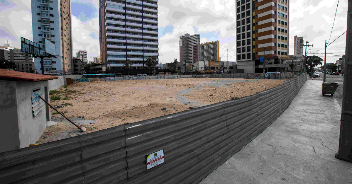 Terreno do antigo Edifício São Pedro, na Praia de Iracema, em Fortaleza.