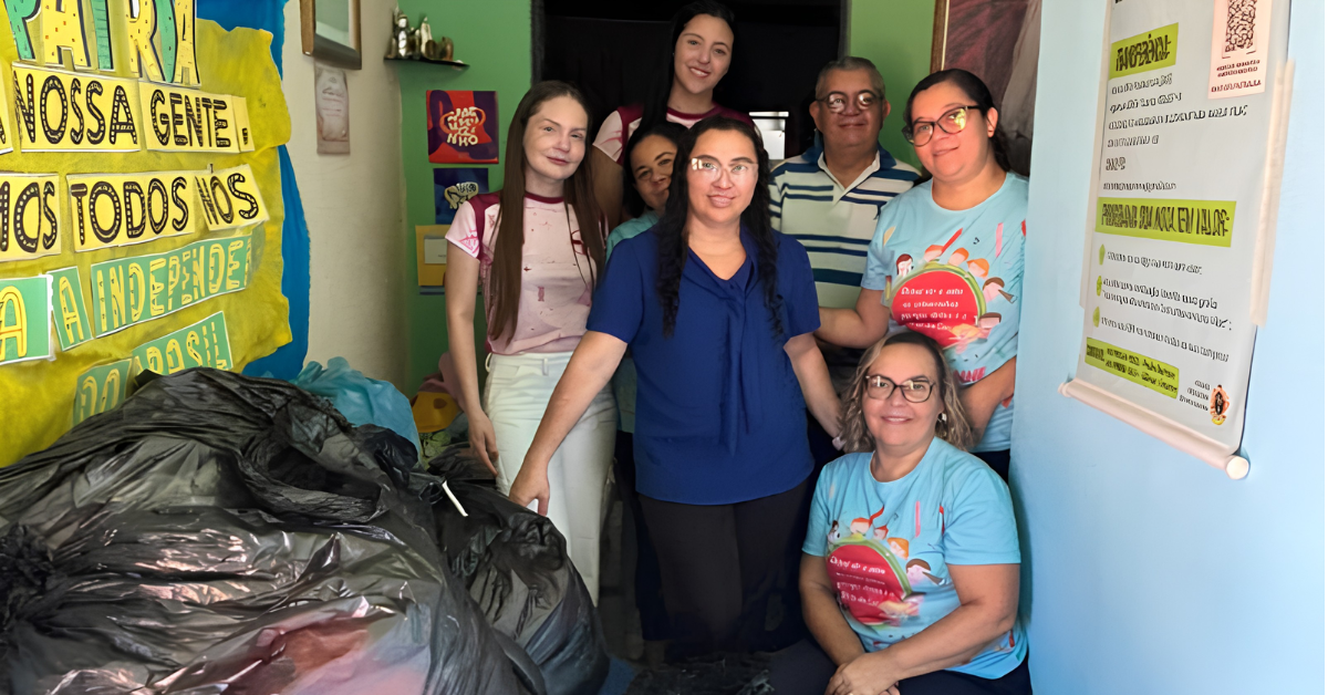 Estudantes da Unifor participam de ação solidária com arrecadação de roupas e cestas básicas em Fortaleza.